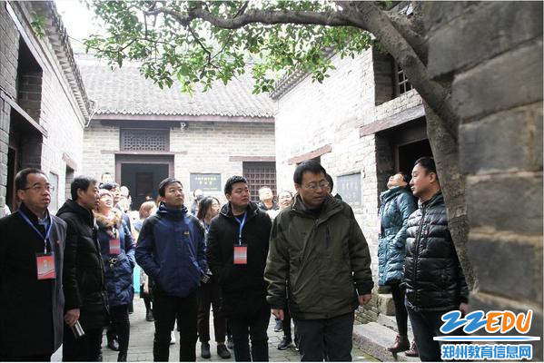 实地参观竹沟青砖仿古革命基地