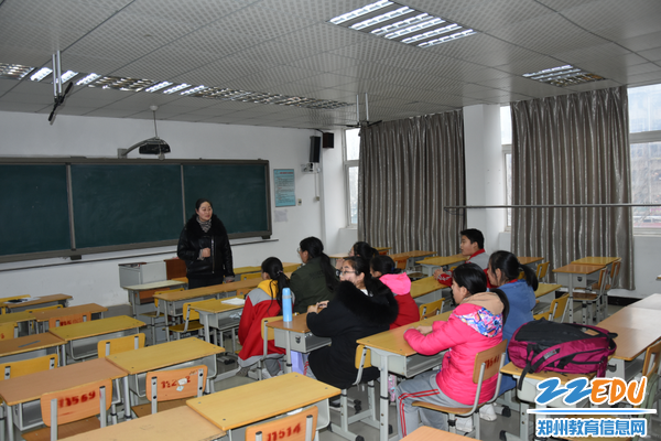 豫剧老师为同学们示范唱腔