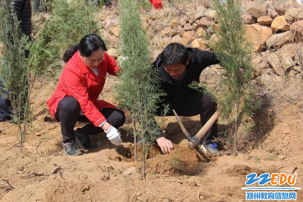 党总支书记于红莲、副书记张永耀带领党员教师植树