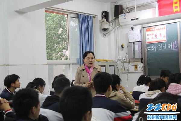 耐心细致地和同学们交流学习情况