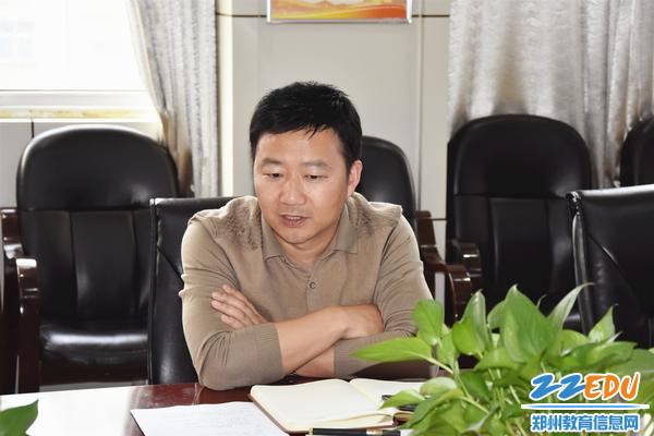 在教代会预备会上，副校长黄涛解读新的绩效考核分配方案