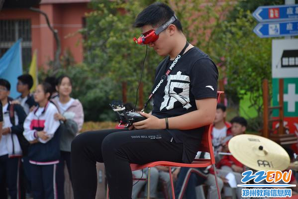 无人机社团同学通过VR眼镜操纵无人机