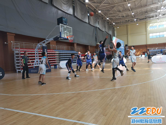 在郑州市第七届中小学体育节篮球比赛中激情飞扬