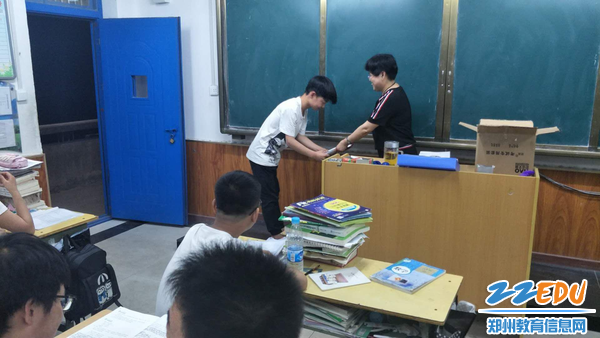 6 对学生无微不至的关心，42中邵俊杰老师在给学生赠文具和作文本