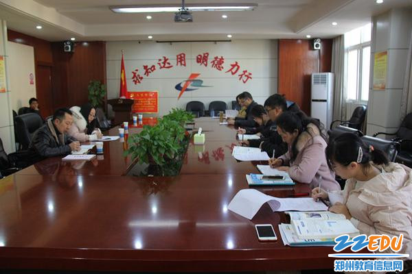 2朱阳关镇中学的领导和老师参与数学组集体教研