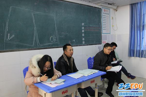 3朱阳关镇中学的领导老师走进课堂听课