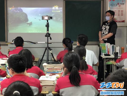 2.九年级利用语文课欣赏“长长的长江”，增加对祖国文化的认识